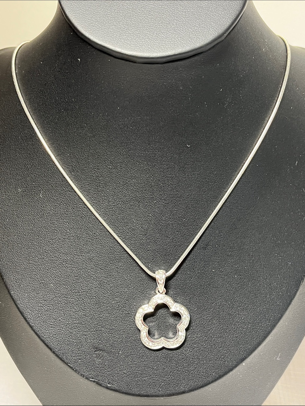 Vintage BUTLER Silver-tone Flower Pendant Necklace
Feminine. Simple